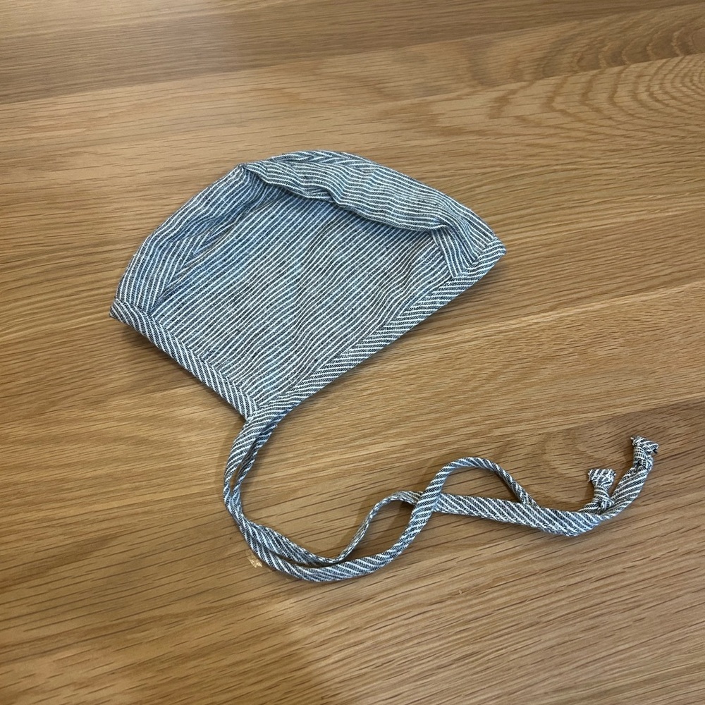 Briar baby linen bonnet